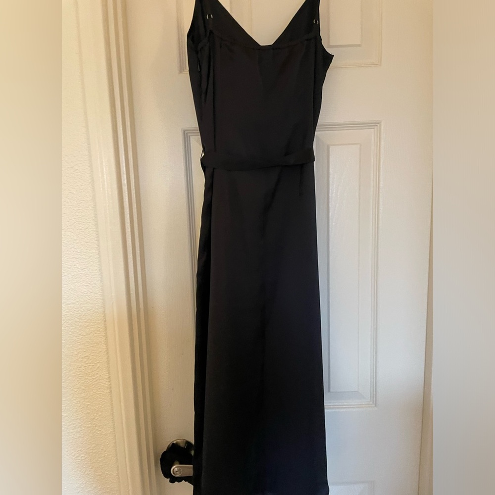 Elegant Black Sleeveless Dress - Picture 2 of 2